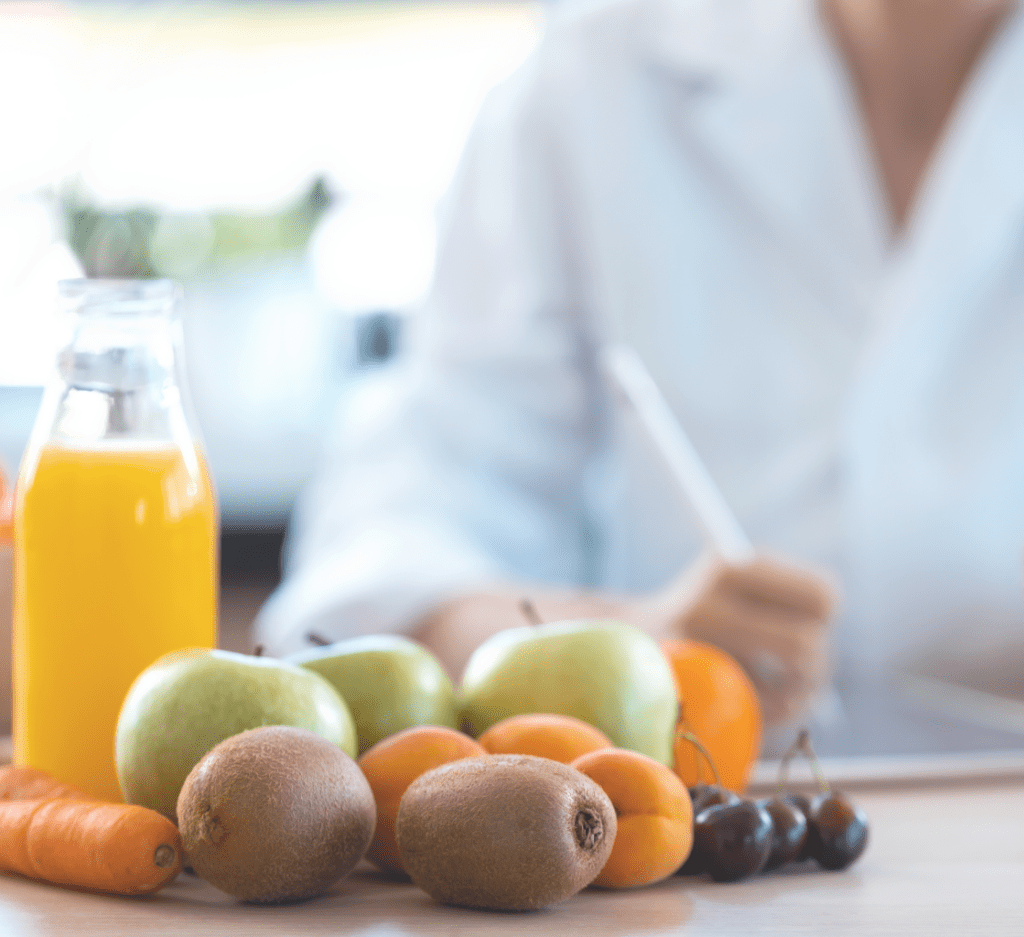 doctor recetando nutrición frutas
